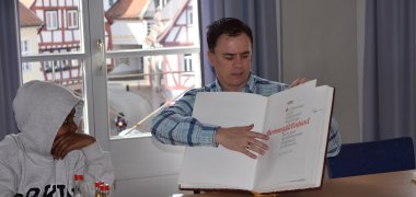 Bürgermeister Dr. Daniell Bastian zeigt das Goldene Buch der Stadt