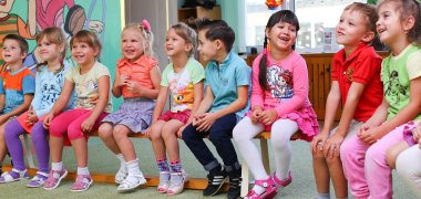 lachende Kindergartenkinder