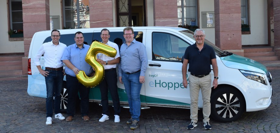 Auf dem Foto von links: Christian Spahn, Frank Simon, Alexander Böhn, Michael Gerheim und Andreas Maatz feiern den 5. Geburtstag des kvgOF Hopper vor dem Rathaus in Seligenstadt