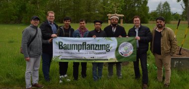 Auf dem Foto von links: Amjad Rohail, Erster Stadtrat Michael Gerheim, Labeeb ur Rehman, Hashim Farooq, Muhammad Saleem, Imam Wajahat Ahmad, Bürgermeister Dr. Daniell Bastian, Omer Farooq