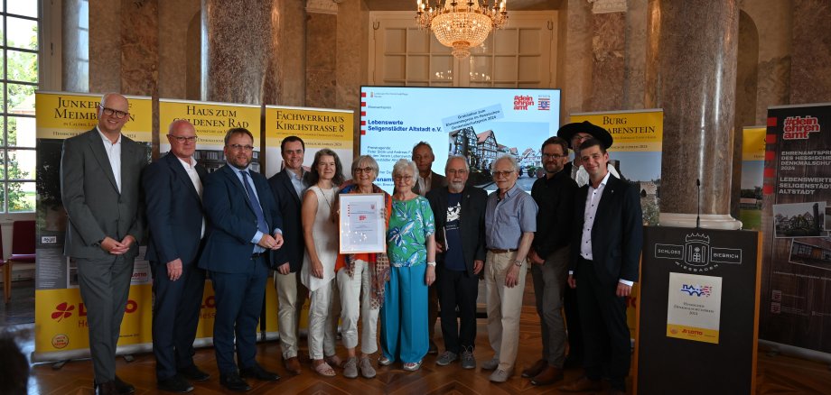 Auf dem Foto von links: Lotto-Geschäftsführer Martin Blach, Präsident des Hessischen Landesamts für Denkmalpflege Markus Harzenetter, Wissenschaftsminister Timon Gremmels, Bürgermeister Dr. Daniell Bastian, Vereinsmitglieder Petra Werk, Anita Bastian-Störk, Anne Gruber, Martin Krämer, Peter Störk, Horst Gruber, Andreas Felten, Peter Münch und Laudator Matthias Wettlaufer von der Hessischen Staatskanzlei