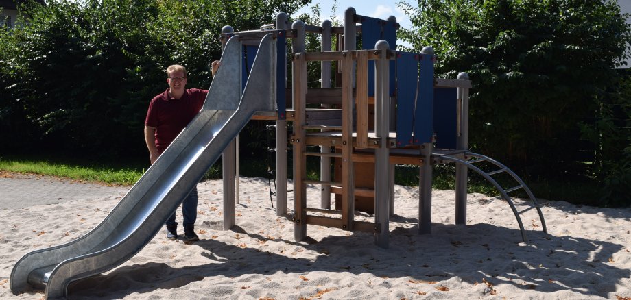 Erster Stadtrat Gerheim am Spielgerät Jean-Hofmann Straße