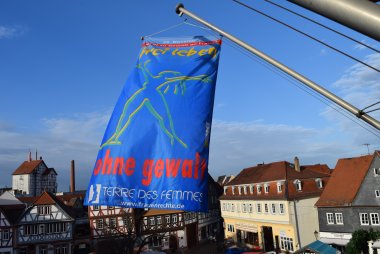 Fahne ferres des femmes vom Rathaus