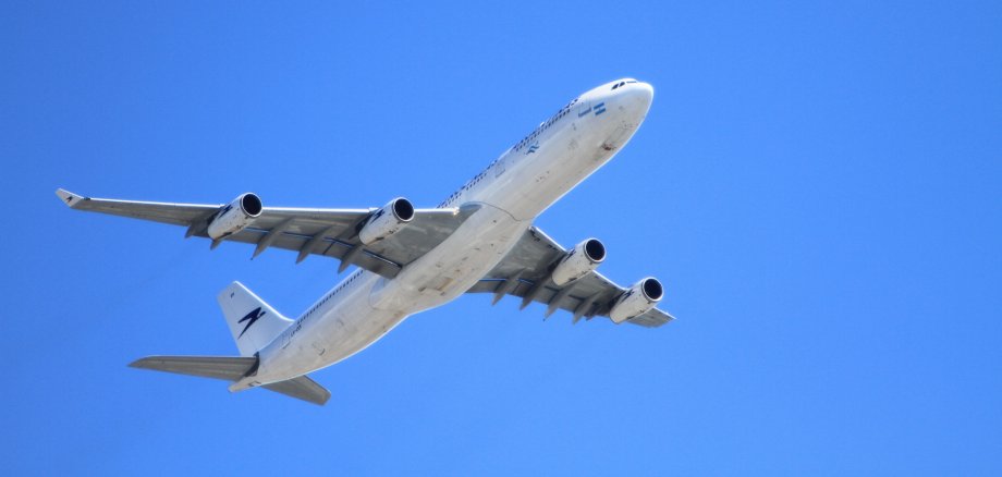 Flugzeug am Himmel