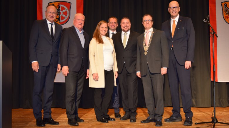 von links nach rechts: Landrat Oliver Quilling, Landtagsvizepräsident und Ehrenbürger der Einhardstadt Frank Lortz, Oliver Steidl mit Gattin, dahinter Dr. David Rauber vom Hessischen Städte- und Gemeindebund, Bürgermeister Dr. Daniell Bastian, Stadtverordnetenvorsteher Dr. Richard Georgi. 