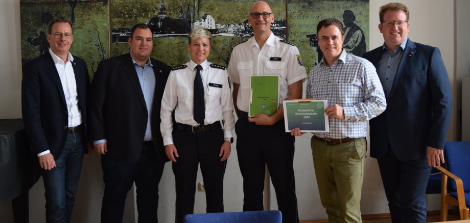 Gruppenbild mit den Ostkreisbürgermeistern, dem Ersten Stadtrat und der Polizei Dienststellenleitung