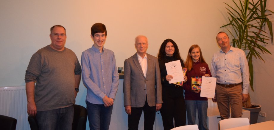 von links nach rechts: Gerrit Kratz (Hausleiter), Luca Uschmann, Stadtrat Bernd Michael, Elena, Pauline, Henning Berz (Bunte Kiste) 