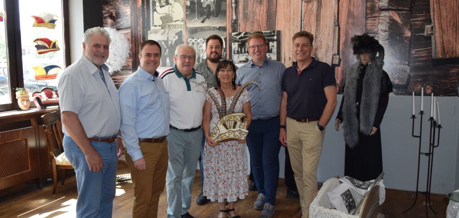 Auf dem Foto von links: Richard Biegel (Vorstandsvorsitzender Heimatbund Seligenstadt e.V.), Bürgermeister Dr. Daniell Bastian, Hans Sengpiel (Interessensgemeinschaft Seligenstädter Fastnachtsmuseum e.V.), Julian Menner (Geschäftsführer Glaabsbräu), Martina Weih (Interessensgemeinschaft Seligenstädter Fastnachtsmuseum e.V.), Erster Stadtrat Michael Gerheim und Robert Glaab (Inhaber Glaabsbräu).