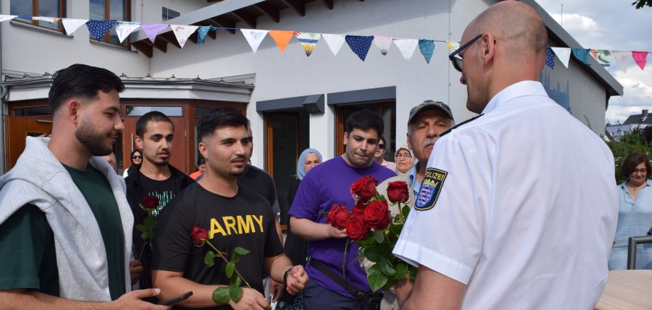 Gespräch zwischen Geflüchteten und der Polizei