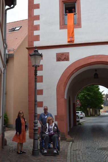 Der Steinheimer Torturm trägt orange