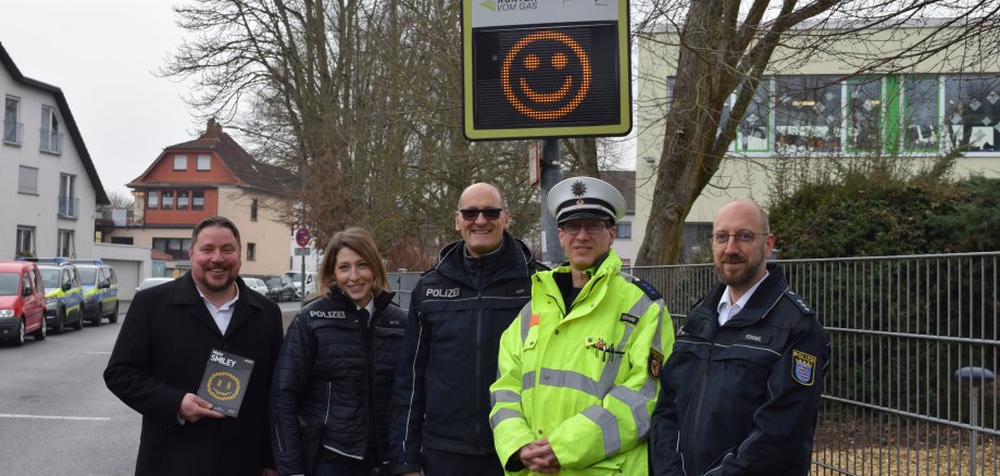 Auf dem Foto v.l.n.r.: Erster Stadtrat Oliver Steidl, Polizeioberkommissarin und Schutzfrau vor Ort Lisa Spitz, Erster Polizeihauptkommissar und Dienststellenleiter Thomas Eck, Ordnungspolizist Frank Bockard und Walter Füssel (Verkehrsprävention Polizeipräsidium Südosthessen).