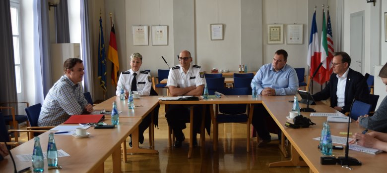 Ostkreisbürgermeister mit der Polizei im Gespräch