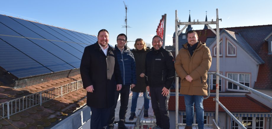 Von l.n.r.: Erster Stadtrat Oliver Steidl, Bürgermeister Dr. Daniell Bastian, Manuela Heikamp (Hochbauamt), Ralf Stenger (esatek GmbH) und Daniel Brauneis (Bauamtsleiter).