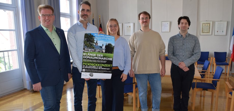 von links nach rechts: Erster Stadtrat Michael Gerheim, Roman Gerike, Annika Münch, Lukas Massoth, Daniel Stratievsky