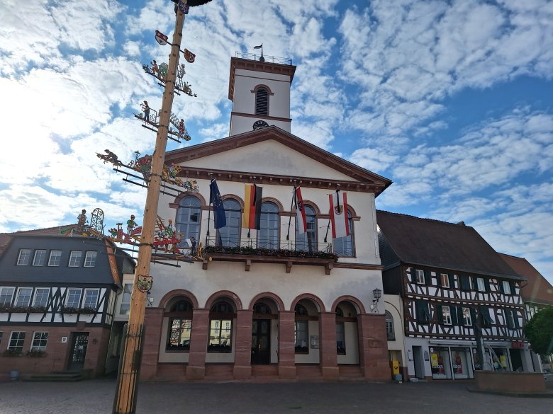 Rathaus mit Trauerflor