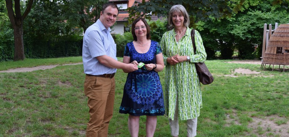 Renate Stenger mit Bürgermeister Dr. Bastian und Amtsleiterin Iris Knies