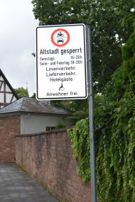 Schild am Obertor Poller