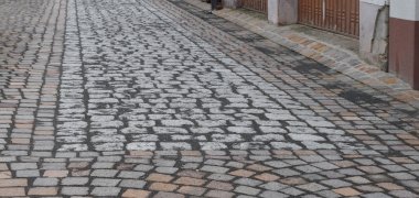 sichtbarer Verlauf des Fundaments der alten Stadtmauer