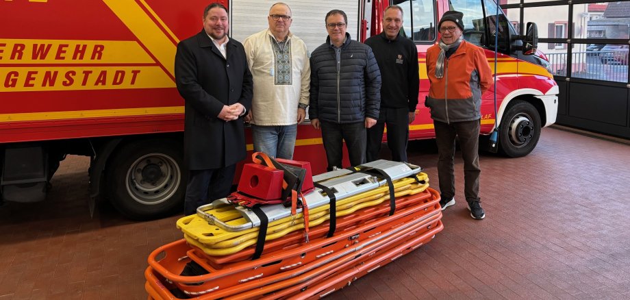 Auf dem Foto von links: Erster Stadtrat Oliver Steidl, Dariusz Grzelinski (Kolpingsfamilie Seligenstadt), Bürgermeister Dr. Daniell Bastian, Stadtbrandinspektor Alexander Zöller und Horst Happel (Kolpingsfamilie Seligenstadt).