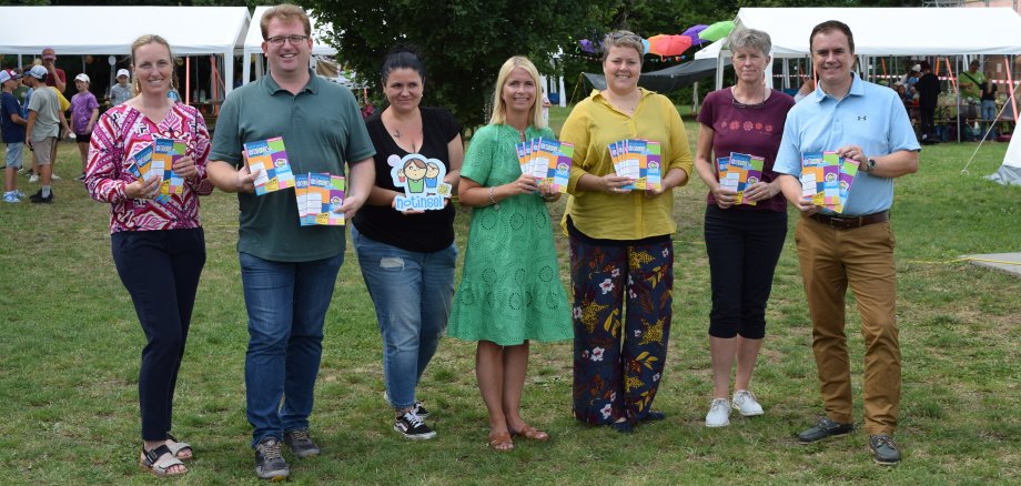 Auf dem Foto von links: (Sonja Roggenhofer, Rektorin Konrad-Adenauer-Schule), Erster Stadtrat Michael Gerheim, Katrin Nietgen (Städtisches Kinder- und Jugendbüro), Yvonne Baier (Rektorin Walinusschule), Christiane Koch (2. stellv. Schulleitung Don-Bosco-Schule), Ute Simon (Rektorin Emmaschule) und Bürgermeister Dr. Daniell Bastian.