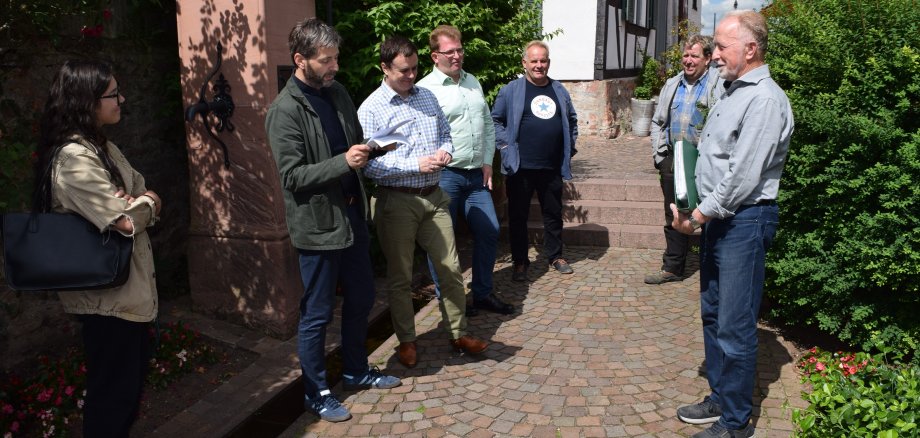 Auf dem Foto von links: Nunzia Macchiarella (Untere Denkmalschutzbehörde), Marcel Spahn (Vorsitzender des Förderkreis Historisches Seligenstadt e.V.), Bürgermeister Dr. Daniell Bastian, Erster Stadtrat Michael Gerheim, Steinmetzmeister Richard Löbig, Bauschlosser Robert Neubauer und Albert Kemmerer (Vorstandsmitglied Förderkreis Historisches Seligenstadt e.V.).  