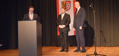 Bürgermeister Dr. Basian verliest die Ernennungsurkunde