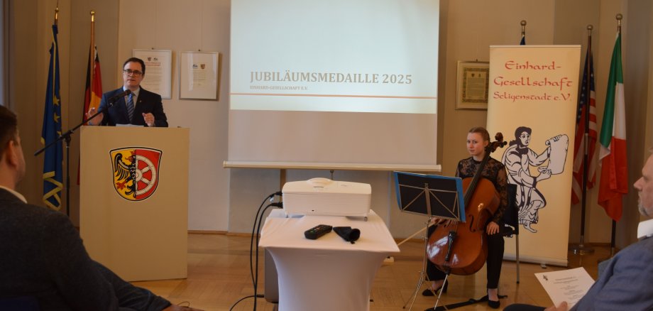 Bürgermeister Dr. Bastian bei der Präsentation der Jubiläumsmedaille