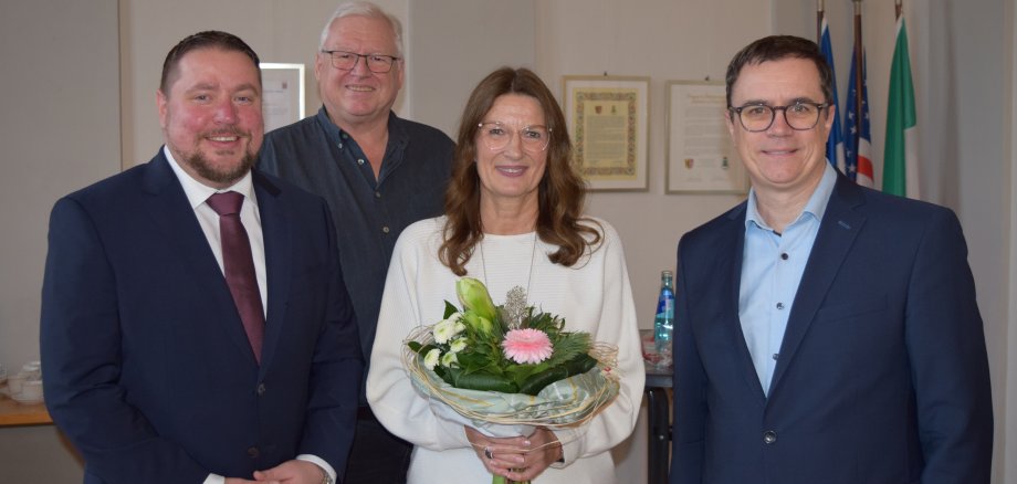 Auf dem Foto von links: Erster Stadtrat Oliver Steidl, Amtsleiter Roman Braun, Jubilarin Ute Emge und Bürgermeister Dr. Daniell Bastian