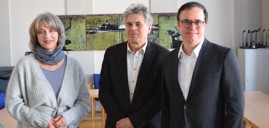 Auf dem Foto von links: Iris Knies (Leitung Amt für Kinder, Senioren, Sport und Kultur), Rolf Schmidt (Geschäftsführer Erasmus Offenbach gGmbH) und Bürgermeister Dr. Daniell Bastian.