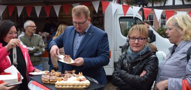 Erster Stadtrat beim Verteilen der Torte