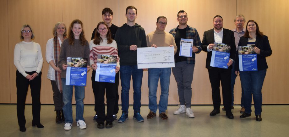 Gruppenfoto bei der Übergabe des Klimapreises 2024 an die Einhardschule