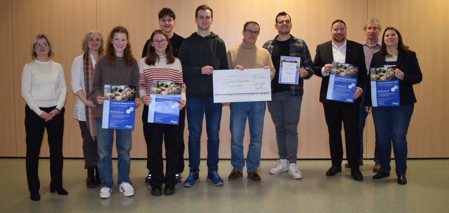 Gruppenfoto bei der Übergabe des Klimapreises 2024 an die Einhardschule