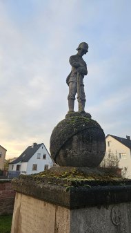 Kriegerdenkmal vorher