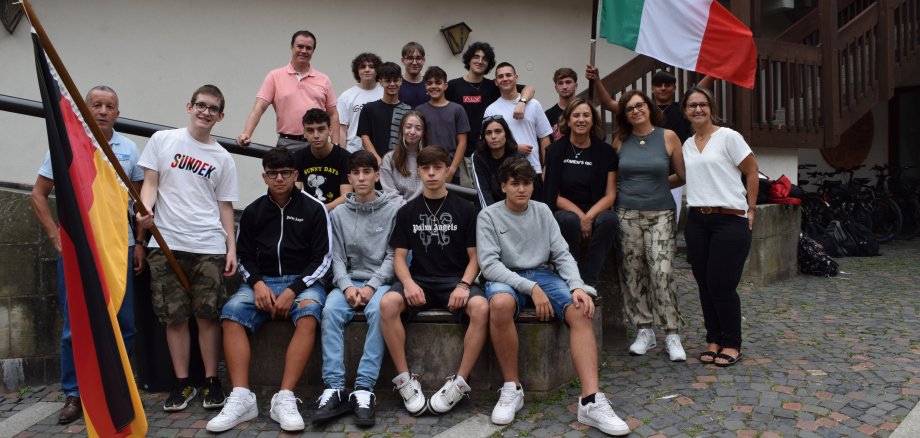 Auf dem Foto von links: Ali Mediouni (EFS), Bürgermeister Dr. Daniell Bastian, die Schülerschaft aus Piedimonte mit den Lehrerinnen Filomena Fazzone und Angela De Biasi sowie Barbara Sangermano-Citera (Einhardschule)