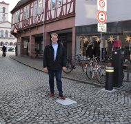 Stadtrat Michael Gerheim am ersten hydraulischen Poller