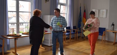 Auf dem Foto von links: Lucie Post, Bürgermeister Dr. Daniell Bastian und Personalratsvorsitzende Traudel Kramer