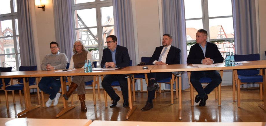 von links nach rechts: Stephan Böhm (CDU), Susanne Schäfer (FDP), Bürgermeister Dr. Bastian, Erster Stadtrat Oliver Steidl, Bernd Wich (Leiter Amt für Finanzen) bei der Pressekonferenz zum Thema Haushalt 2025